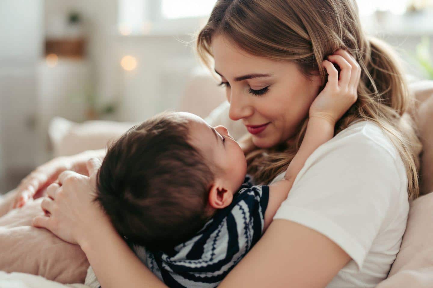 Comment se comporte un bébé de 1 mois ?